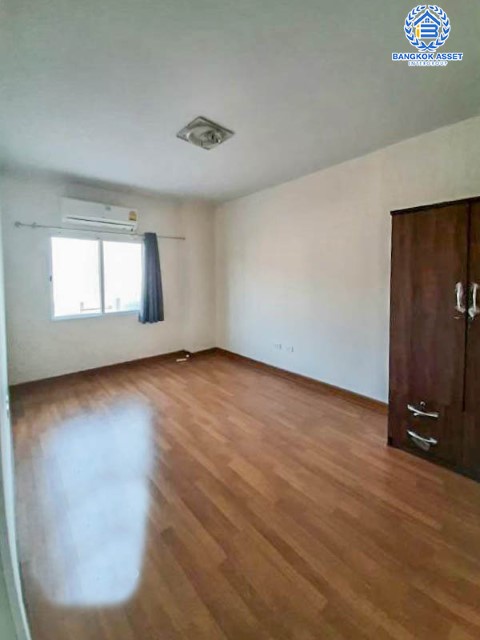 *****ทาวน์เฮ้าส์มือสองย่านนนทบุรี ม.พฤกษาทาวน์ ราชพฤกษ์ เนื้อที่กว้างขวางถึง 20.7 ตร.ว. ฟังก์ชัน 3 ห้องนอน 2 ห้องน้ำ 1 ที่จอดรถ บ้านสภาพดี หันทิศตะวันออก บนทำเลดี เพียง 12 นาทีก็ถึงรถไฟฟ้าสายสีม่วง "สถานีบางรักใหญ่"